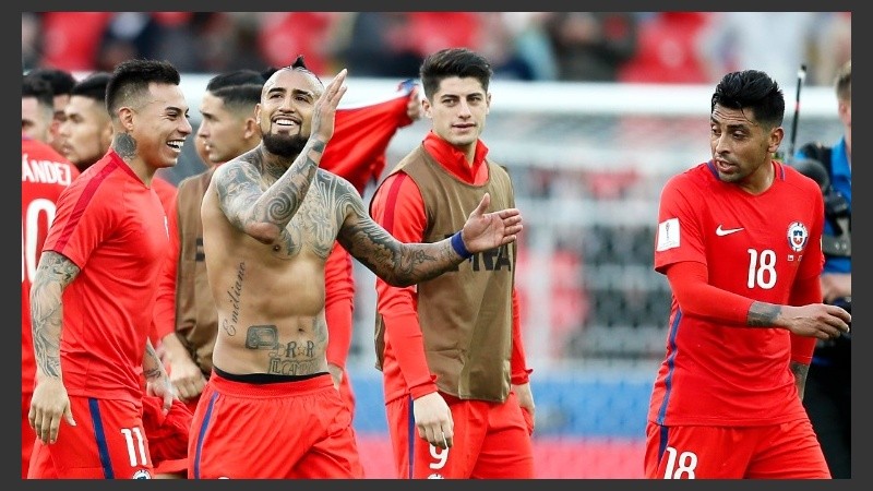 Vidal y compañía celebran la clasificación en Moscú.