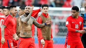 Vidal y compañía celebran la clasificación en Moscú.