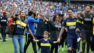 El capitán Gago, su mujer Gisela Dulko y sus hijos en una vuelta olímpica familiar.