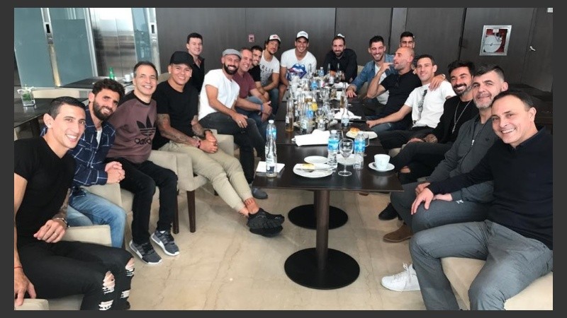 Los muchachos de selección en la previa al casamiento. 