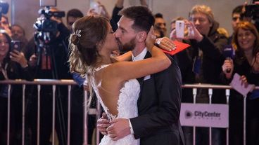 El beso de los recién casados, festejado por los periodistas.