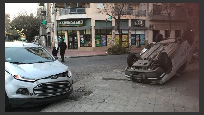 Los dos autos involucrados en el violento choque. 