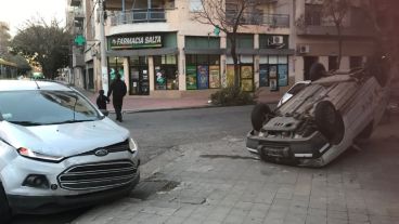 Los dos autos involucrados en el violento choque.