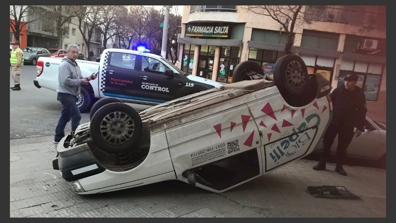 El auto que quedó volcado en la vereda. 