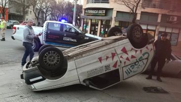 El auto que quedó volcado en la vereda.