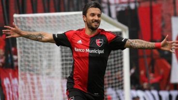 Uno de los festejos inolvidables de gol de Scocco.