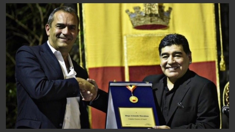 Diego junto al alcalde de Nápoles.