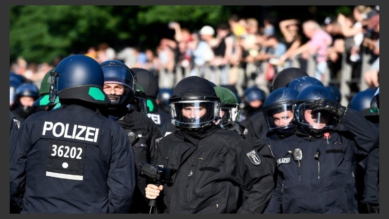 Agentes de la policía alemana se preparan antes de la manifestación.