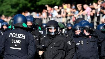 Agentes de la policía alemana se preparan antes de la manifestación.