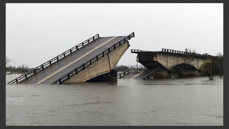 El puente está sobre el río Corrientes, más específicamente sobre el arroyo Guazú,.