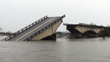 El puente está sobre el río Corrientes, más específicamente sobre el arroyo Guazú,.