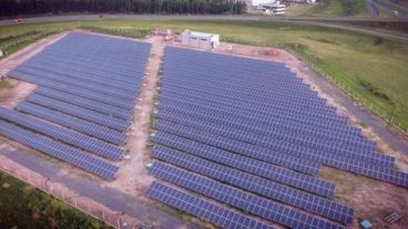 La central consta de más de 5 000 paneles solares fotovoltaicos con una superficie de captación de 7.445 metros cuadrados.