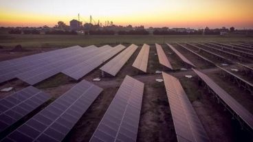 La central consta de más de 5 000 paneles solares fotovoltaicos con una superficie de captación de 7.445 metros cuadrados.