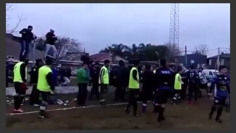 Trompadas en la cancha, música acorde en la tribuna. 