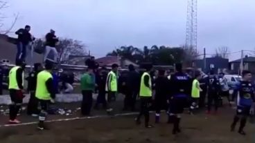 Trompadas en la cancha, música acorde en la tribuna.