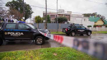 La policía trabajaba en la casa de zona Alberdi este lunes a la mañana.