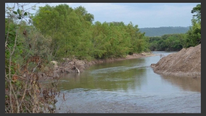 Las bebas fueron halladas en un canal de riego. 