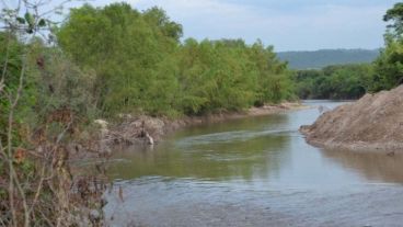 Las bebas fueron halladas en un canal de riego.