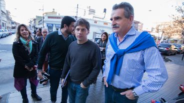 Kicillof ingresando al hospital Español este jueves. Visitó a la diputada nacional Josefina González.