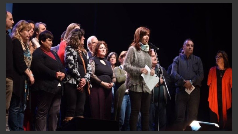 Cristina Kirchner lanzó su candidatura rodeada de trabajadores de la ciudad de Mar del Plata.