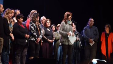 Cristina Kirchner lanzó su candidatura rodeada de trabajadores de la ciudad de Mar del Plata.