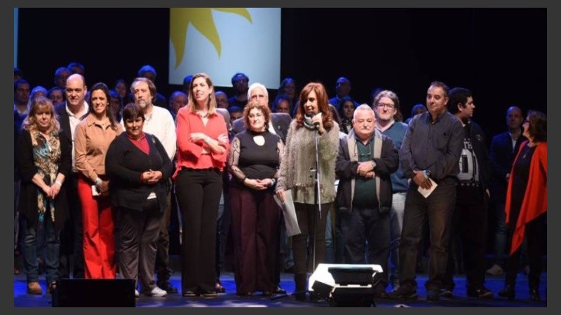 Cristina Kirchner lanzó su candidatura rodeada de trabajadores de la ciudad de Mar del Plata.