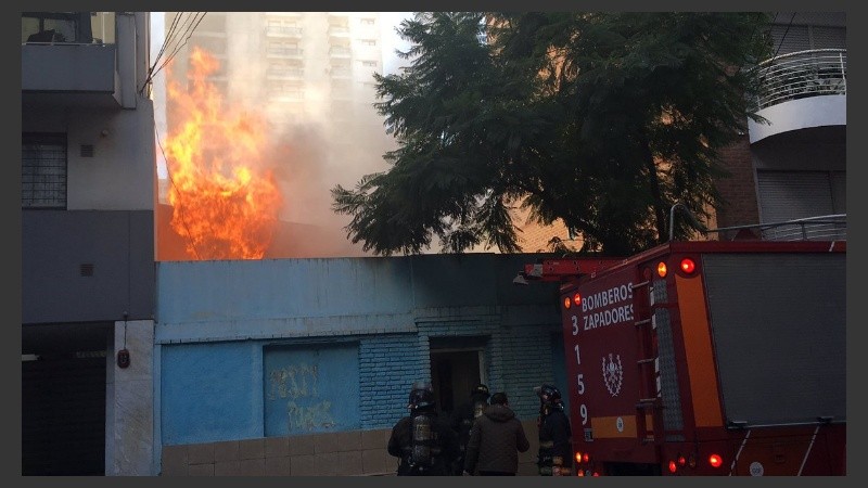 La casa está en el medio de dos edificios.