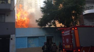 La casa está en el medio de dos edificios.