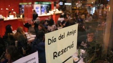 Bares y restaurantes invitaron a hacer reservas para esta semana.