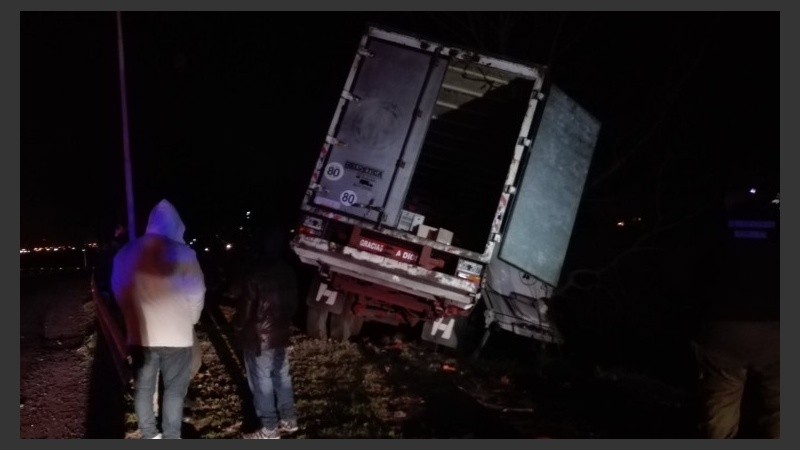 Algunos aprovecharon y robaron parte de la carga del camión accidentado.