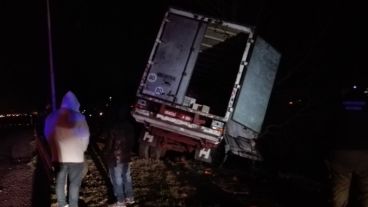 Algunos aprovecharon y robaron parte de la carga del camión accidentado.