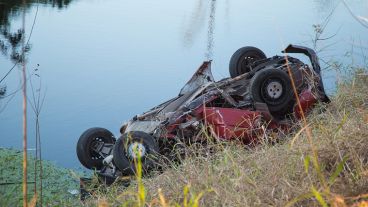 El vehículo estaba estacionado en la banquina y quedó destruido.