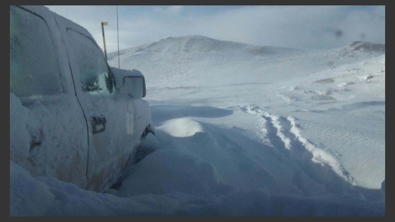 El auto de la pareja quedó atrapado por la nieve.