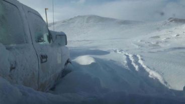 El auto de la pareja quedó atrapado por la nieve.