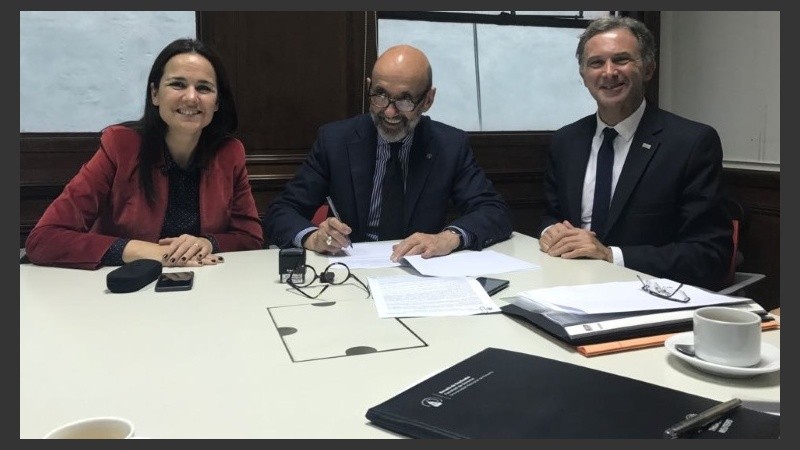 Anita y autoridades de la UNR participaron de la firma del convenio en el Ministerio del Interior.