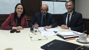 Anita y autoridades de la UNR participaron de la firma del convenio en el Ministerio del Interior.