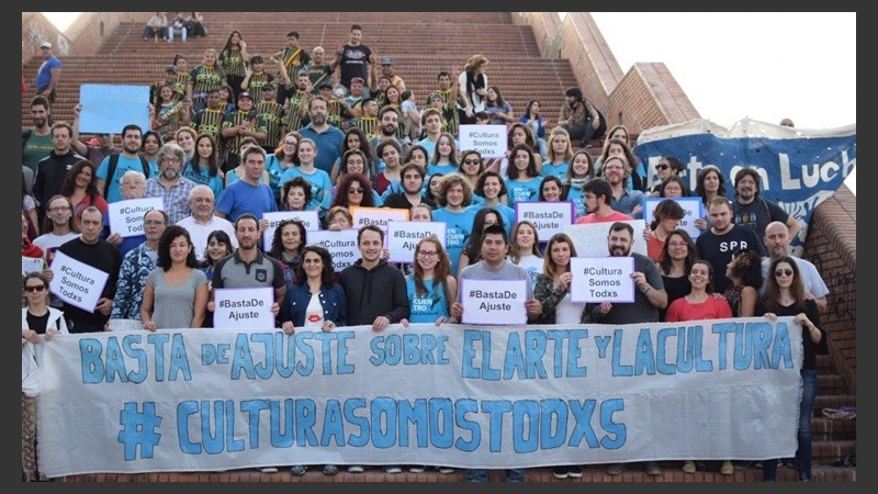 Los referentes locales en las escalinatas del parque España.