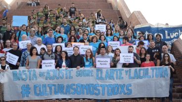 Los referentes locales en las escalinatas del parque España.