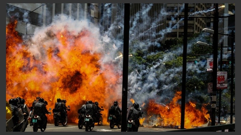 Irrupción policial y explosión cerca de la Plaza Altamira de Caracas.