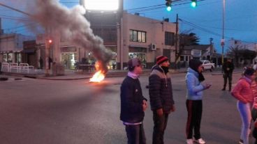 Corte de calles en Villa Gobernador Gálvez.