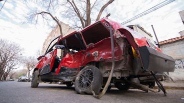 El Fiat Duna que recibió el impacto del Laguna.