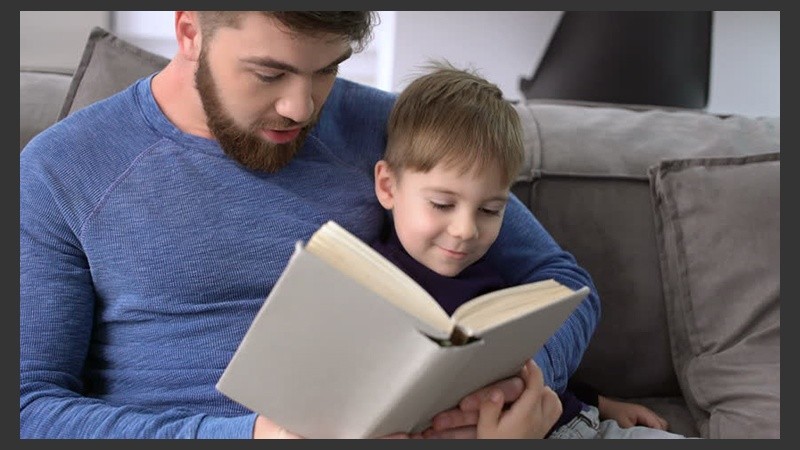 Leerle al chico historias es el primer paso para ayudar a mejorarle su vocabulario.