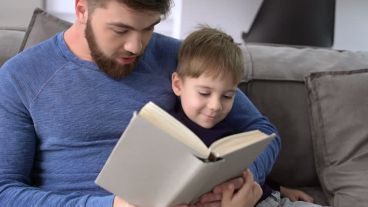 Leerle al chico historias es el primer paso para ayudar a mejorarle su vocabulario.