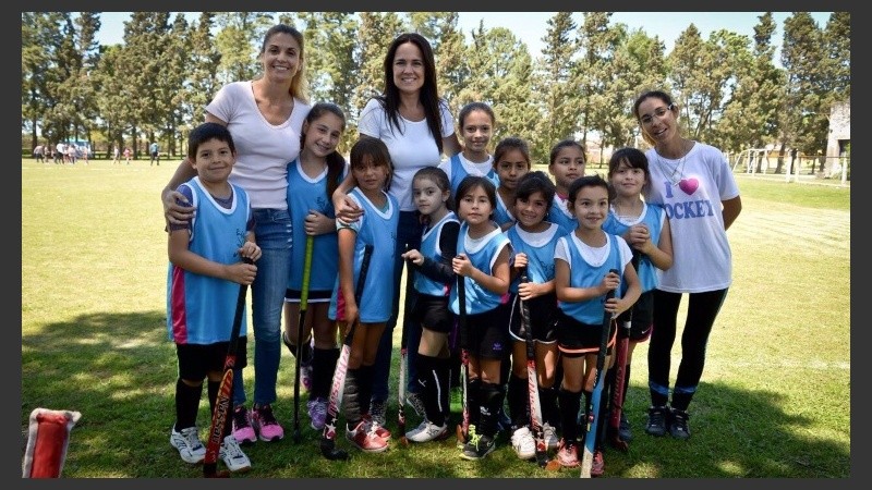  Anita Martinez en una actividad deportiva impulsada para fortalecer clubes como lugares de contención. 