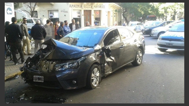 Uno de los autos chocados en Urquiza y Moreno.