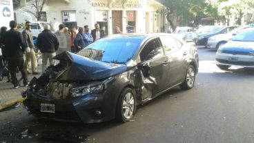 Uno de los autos chocados en Urquiza y Moreno.