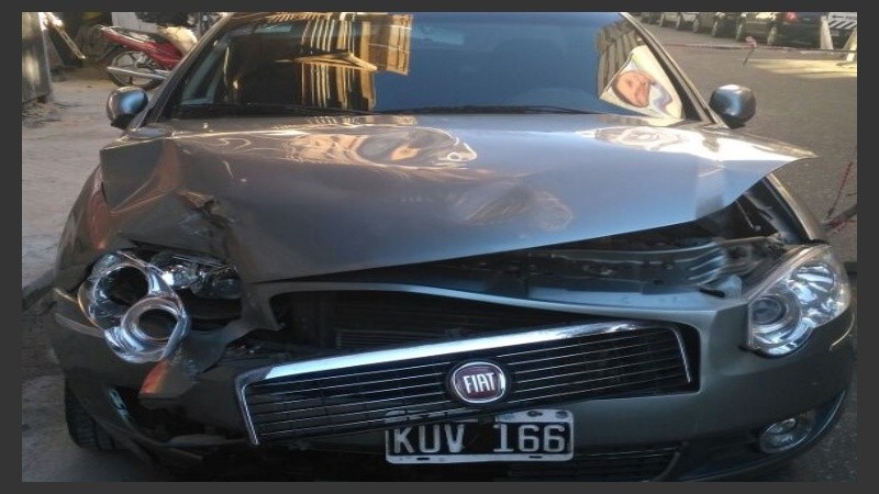 Así quedó el Siena que fue robado y abandonado tras chocar varios autos.