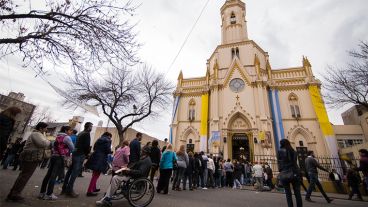 Desde temprano,hubo largas filas para ingresar a la iglesia.