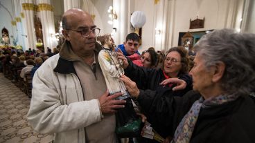 Los fieles en el interior de la iglesia.