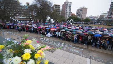 Paraguas en la plaza. La misa duró apenas unos minutos y debió levantarse.